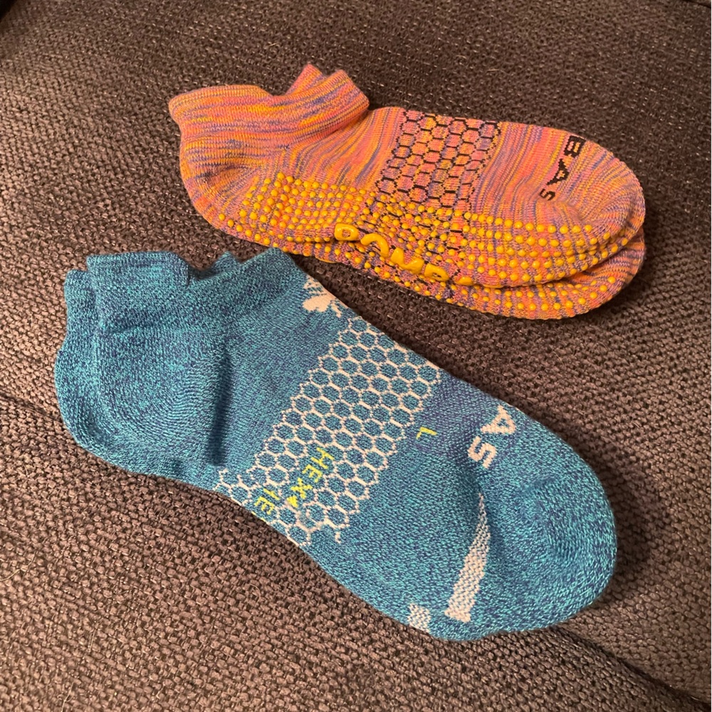 2 Pairs Bombas Multicolor Ankle Socks Set 1 Blue pair 1 Pink Gripper